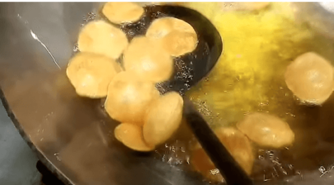 इस सर्दी में घर पर बनाये क्रिस्पी गोलगप्पा पूरी || Easy Crispy Golgappa recipe step by step || Step 21