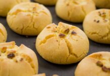 घर पर आसानी से नानखटाई कैसे बनाये? How To Make Nankhatai in Pressure cooker In Hindi? Step-By-Step Photo हिंदी रेसिपी (सबसे आसान तरीके) Recipes In Hindi(Step by Step Guide to Cook Indian Food in Hindi) Step 26