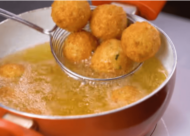 आलू से बनाये ये चटपटा और शानदार नास्ता || Patato Cheese ball recipe step by step with photo Step 23